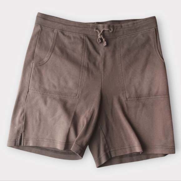 White Stag Pants - WHITE STAG WOMEN'S SIZE SMALL BROWN MULTI POCKET SHORTS.